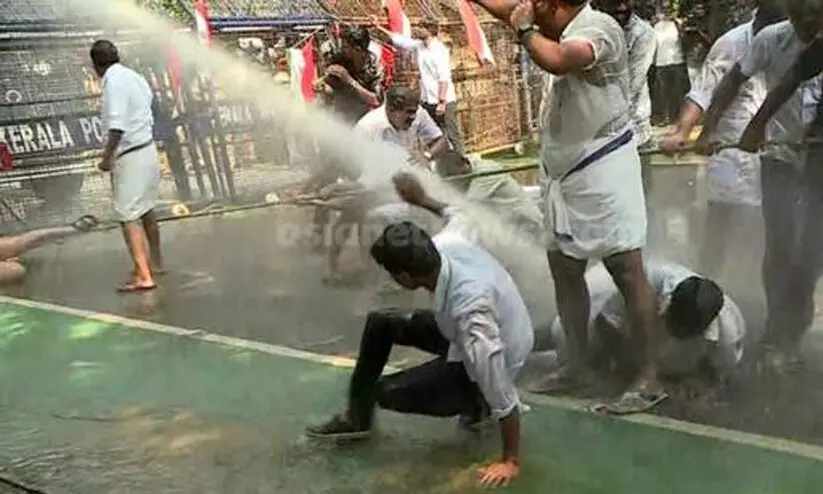 ആരാന്റെ കുഞ്ഞുങ്ങളെ റോഡിൽ തല്ലുമ്പോൾ ആസ്വദിക്കുകയാണ് മുഖ്യമന്ത്രി പിണറായി വിജയനെന്ന് വി.ഡി സതീശൻ ആരാന്റെ കുഞ്ഞുങ്ങളെ റോഡിൽ തല്ലുമ്പോൾ ആസ്വദിക്കുകയാണ് മുഖ്യമന്ത്രി പിണറായി വിജയനെന്ന് വി.ഡി സതീശൻ