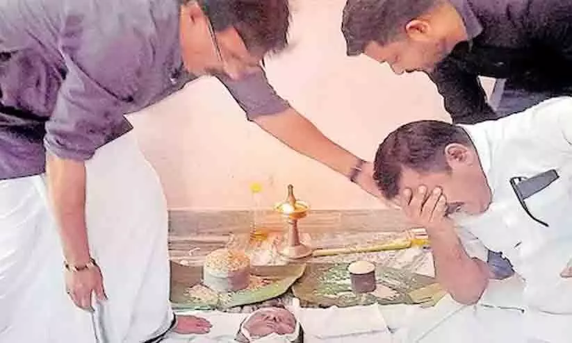 രാജന്റെ ചിതക്ക് അലിമോൻ തീ കൊളുത്തി; എങ്ങനെ എരിഞ്ഞു തീരും ഈ സ്നേഹത്തിന്റെ ചിത?