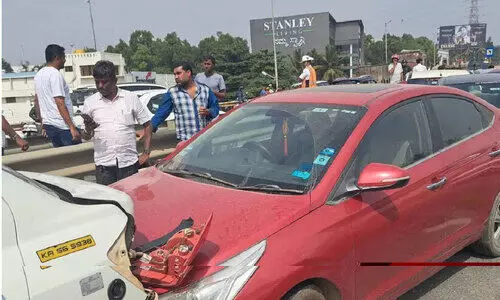 വി​മാ​ന​ത്താ​വ​ള റോ​ഡി​ൽ ആ​റു കാ​റു​ക​ൾ കൂ​ട്ടി​യി​ടി​ച്ചു