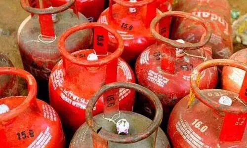 പാചക വാതകം: വീട്ടിലെത്തിക്കാൻ അമിത നിരക്ക് വാങ്ങിയാൽ നടപടി