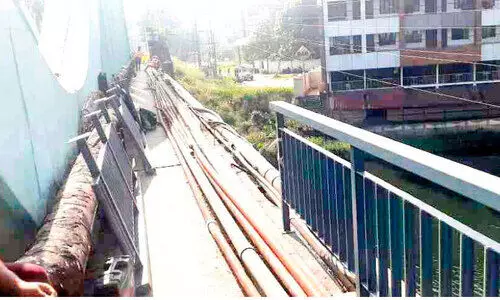 മാർത്താണ്ഡവർമ പാലത്തിൽ ഉയരം കൂടിയ ഗ്രില്ലുകൾ സ്ഥാപിക്കണമെന്ന് ആവശ്യം