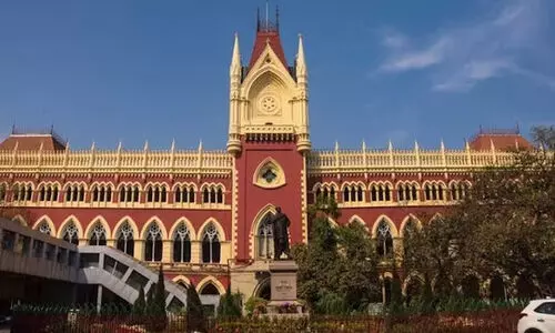 കോടതിയിൽ പൊട്ടിച്ചിരിച്ച അഭിഭാഷകന് രണ്ടാഴ്ച തടവ്; അഭിഭാഷക വസ്ത്രം അഴിച്ചുമാറ്റാൻ നിർദേശം