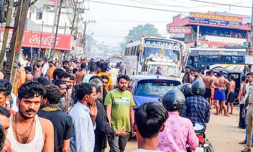 തീർഥാടകരുടെ വൻ തിരക്ക്​ മണിക്കൂറുകളോളം നിശ്ചലമായി എരുമേലി