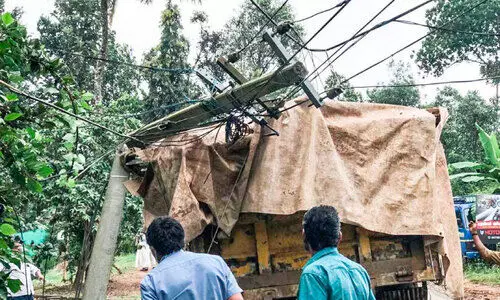 ചരക്കുലോറിക്കു മുകളിൽ വൈദ്യുതി തൂൺ ഒടിഞ്ഞുവീണു