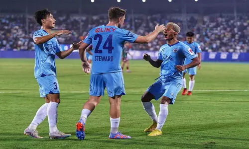 അമ്പമ്പോ... ചുവപ്പോട് ചുവപ്പ്; ഏഴു താരങ്ങൾക്ക് ചുവപ്പ് കാർഡ്;  ബഗാനെ വീഴ്ത്തി മുംബൈ സിറ്റി