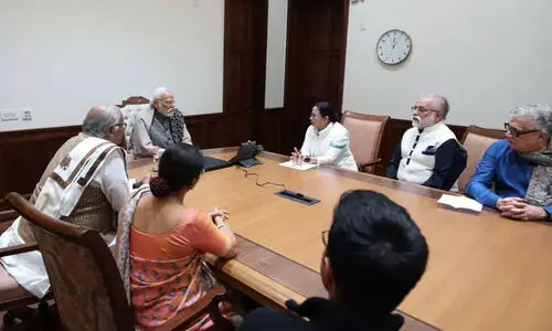 കേന്ദ്ര ഫണ്ട് തടഞ്ഞുവെക്കൽ: പ്രധാനമന്ത്രിയുമായി കൂടിക്കാഴ്ച നടത്തി മമത