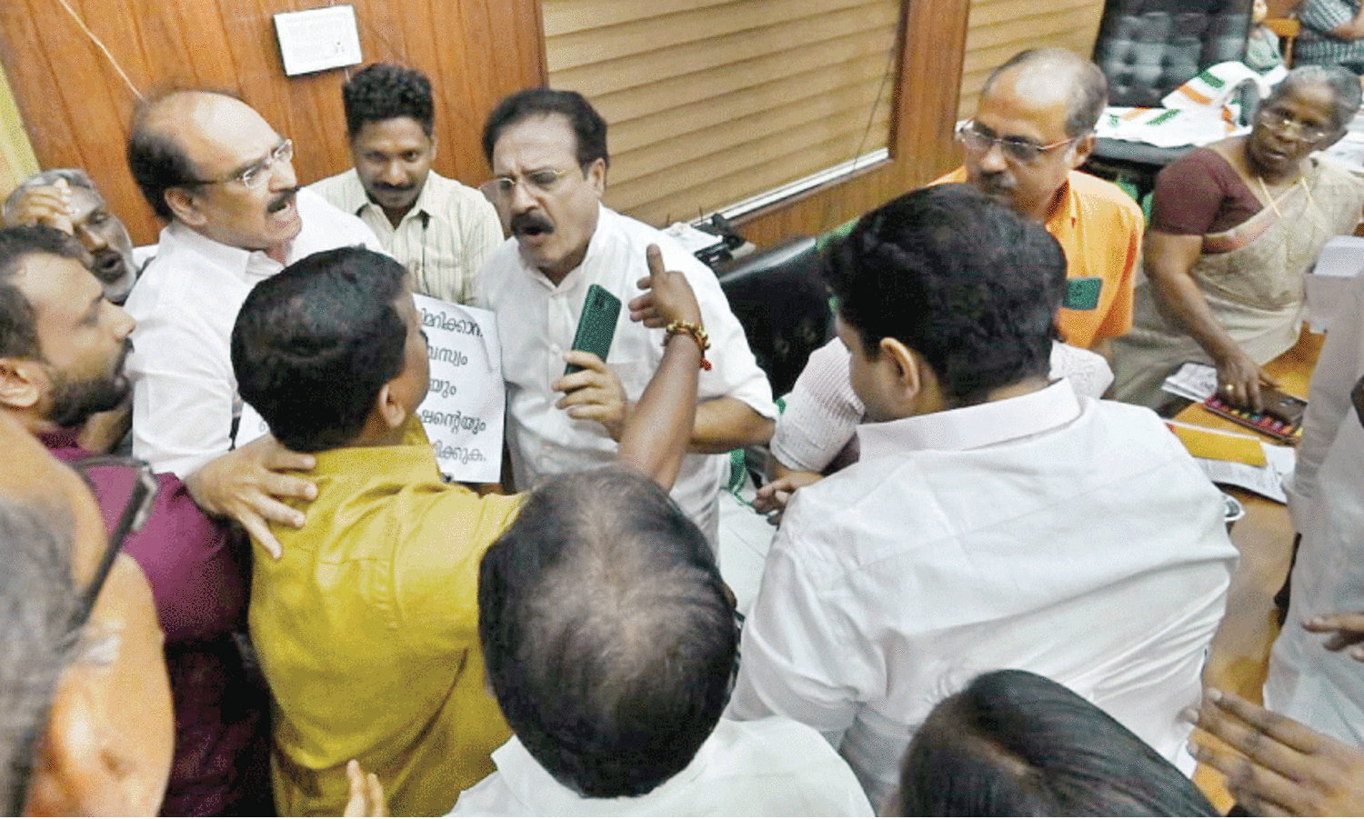 തൃ​ശൂ​ർ പൂ​രം ന​ട​ത്തി​പ്പ്: കോ​ർ​പ​റേ​ഷ​ൻ കൗ​ൺ​സി​ലി​ലും ത​ർ​ക്ക​ങ്ങ​ളു​ടെ പൂ​രം