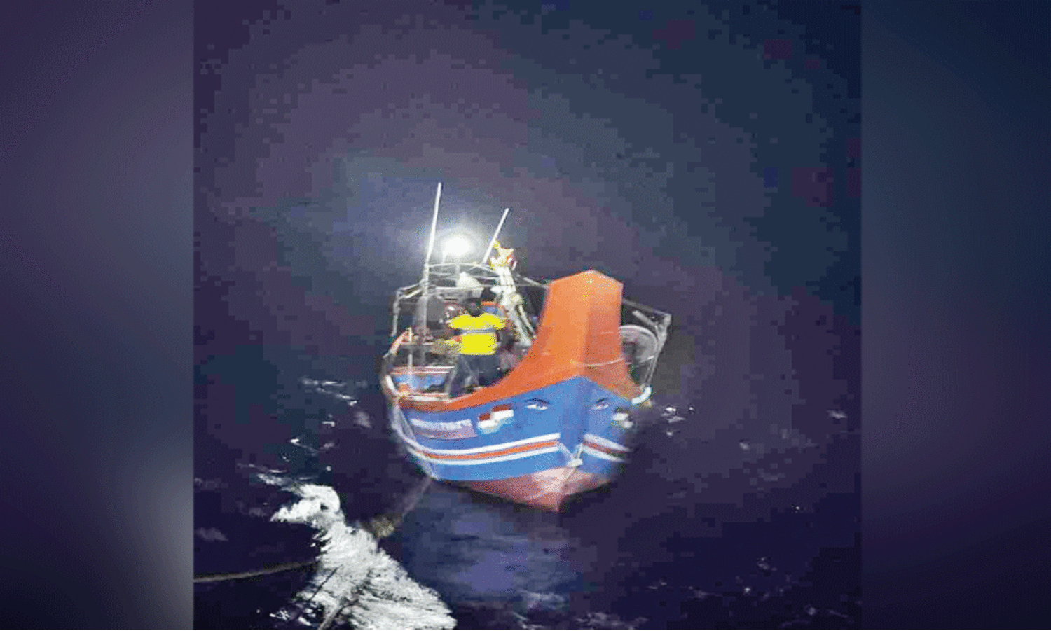 ആ​ഴ​ക്ക​ട​ലി​ൽ കു​ടു​ങ്ങി​യ മ​ത്സ്യ​ത്തൊ​ഴി​ലാ​ളി​ക​ൾ​ക്ക്  ര​ക്ഷ​ക​രാ​യി സീ ​റെ​സ്ക്യൂ ടീം