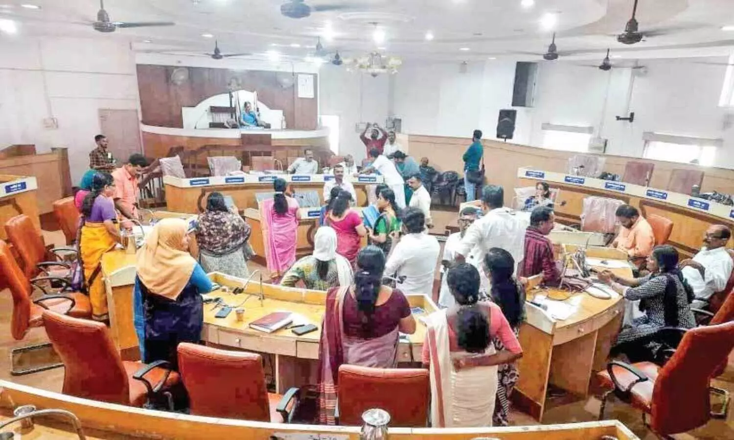 ന​വ​കേ​ര​ള സ​ദ​സ്സി​ന് ഫ​ണ്ട്; ഒ​റ്റ​പ്പാ​ല​ത്ത് പ്ര​തി​പ​ക്ഷ എ​തി​ർ​പ്പി​നെ തു​ട​ർ​ന്ന് പാ​സാ​ക്കാ​നാ​കാ​തെ ഭ​ര​ണ​പ​ക്ഷം