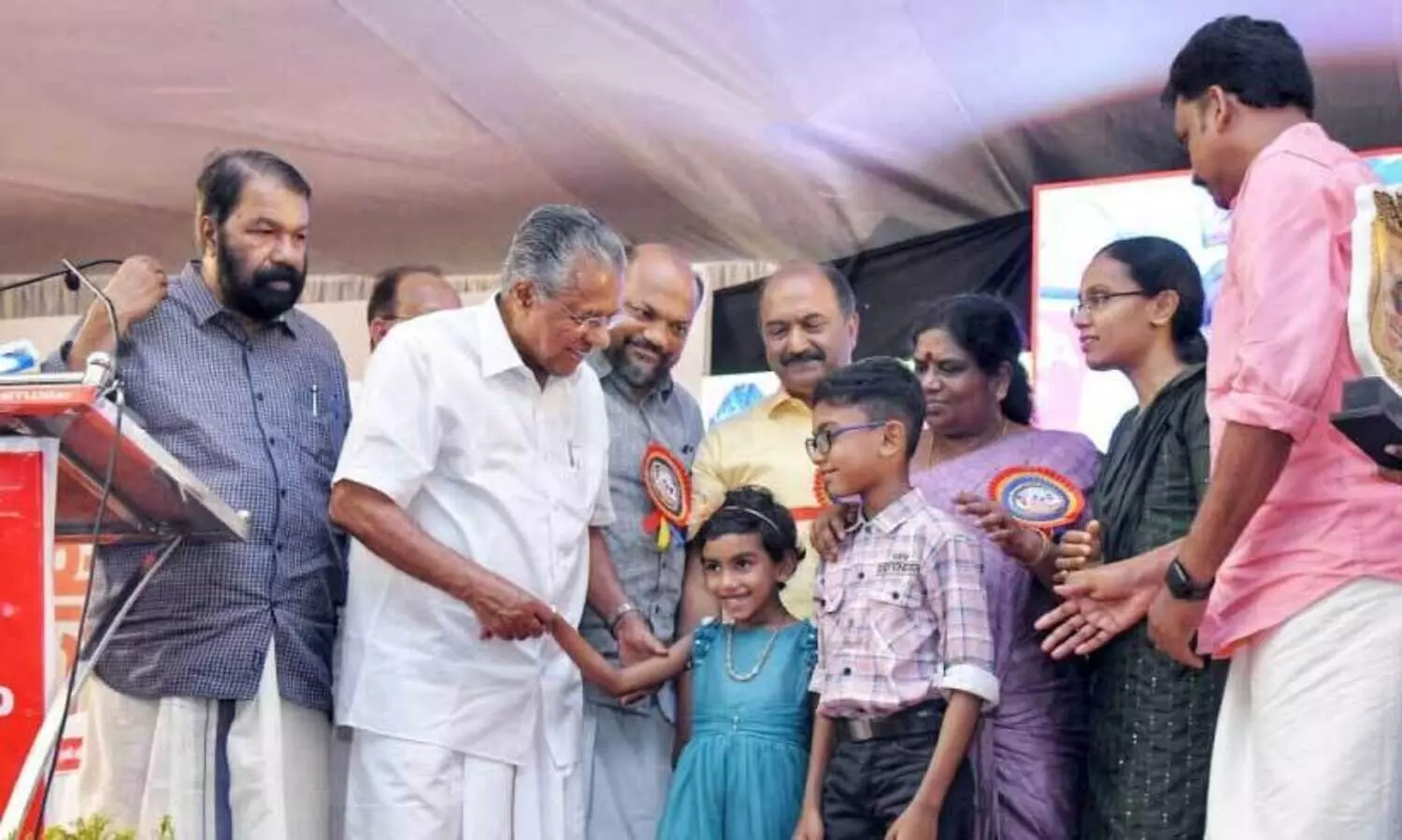 ഓ​യൂ​രി​ൽ ത​ട്ടി​ക്കൊ​ണ്ടു​പോ​യ അ​ബി​ഗേ​ലി​നെ​യും കു​ടും​ബ​ത്തെ​യും പ​ഞ്ചാ​യ​ത്തി​ന്‍റെ  ഉ​പ​ഹാ​രം ന​ൽ​കി മു​ഖ്യ​മ​ന്ത്രി പി​ണ​റാ​യി  വി​ജ​യ​ൻ ആ​ദ​രി​ക്കു​ന്നു