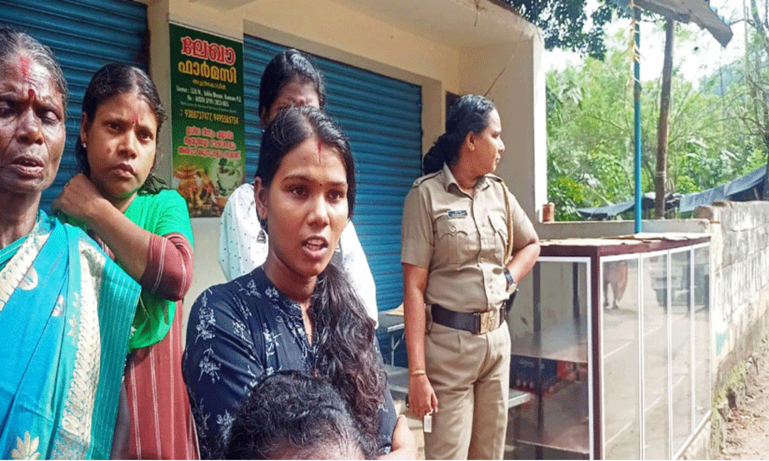 അച്ചൻകോവിലിലെ അരിഷ്ടക്കട സ്ത്രീകൾ പൂട്ടിച്ചു