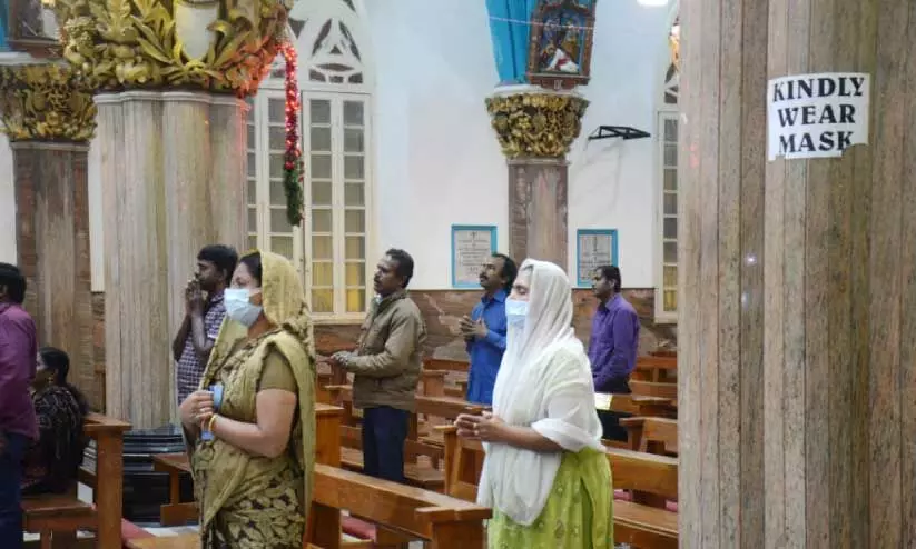 ബം​ഗ​ളൂ​രു ശി​വാ​ജി ന​ഗ​ർ സെ​ന്റ്മേ​രീ​സ് ബ​സ​ലി​ക്ക ച​ർ​ച്ചി​ൽ മാ​സ്ക് അ​ണി​ഞ്ഞ് പ്രാ​ർ​ഥ​ന​ക്കെ​ത്തി​യ​വ​ർ