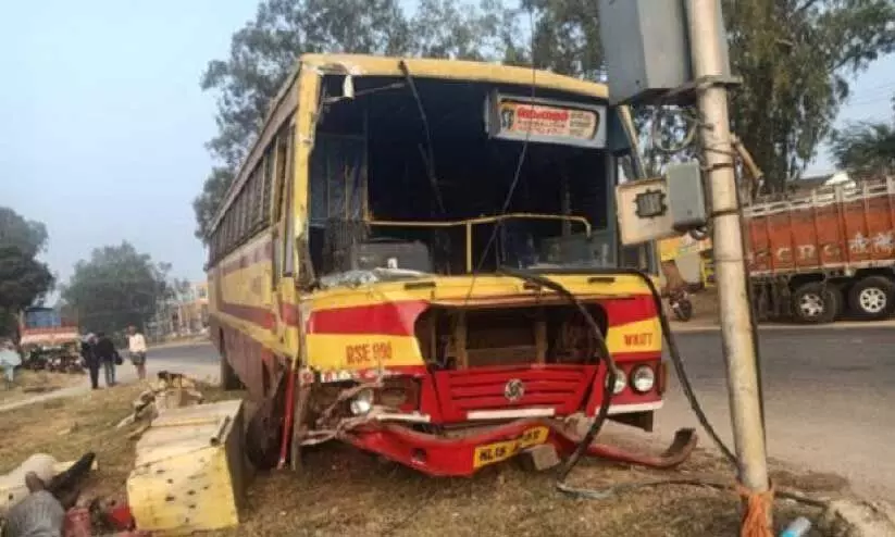 മൈസൂരു ഹുൻസൂരുവിൽ അപകടത്തിൽപെട്ട കേരള ആർ.ടി.സി ബസ് മൈസൂരു ഹുൻസൂരുവിൽ അപകടത്തിൽപെട്ട കേരള ആർ.ടി.സി ബസ്