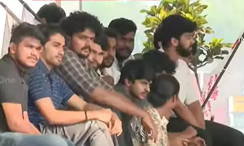 ഗവർണർ നോമിനേറ്റ് ചെയ്ത സംഘപരിവാർ അനുകൂല സെനറ്റംഗങ്ങളെ തടഞ്ഞ് കാലിക്കറ്റിൽ എസ്.എഫ്.ഐ പ്രതിഷേധം ഗവർണർ നോമിനേറ്റ് ചെയ്ത സംഘപരിവാർ അനുകൂല സെനറ്റംഗങ്ങളെ തടഞ്ഞ് കാലിക്കറ്റിൽ എസ്.എഫ്.ഐ പ്രതിഷേധം