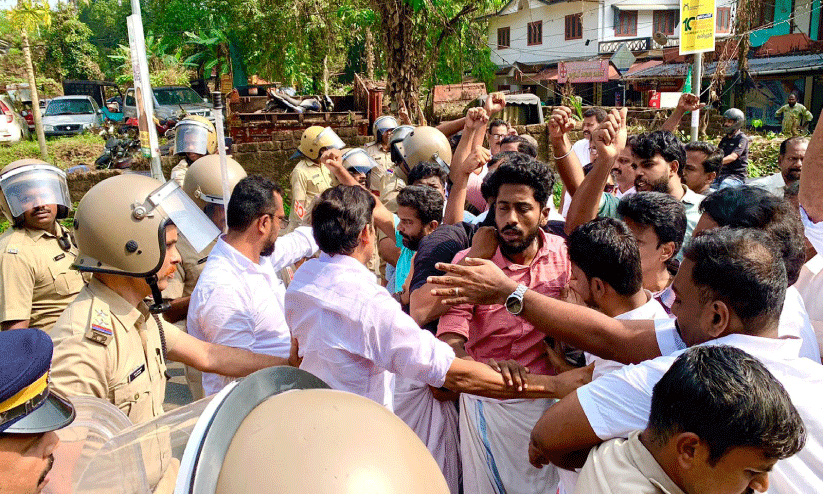 കോൺഗ്രസ്​ മാർച്ചിൽ സംഘർഷം; പ്രവർത്തകർ പൊലീസ് വലയം ഭേദിച്ചു