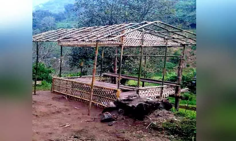 ആദിവാസികൾ തുടങ്ങിയ കട വനപാലകരുടെ നിർദേശത്തെ തുടർന്ന് പൊളിച്ച് മാറ്റുന്നു ആദിവാസികൾ തുടങ്ങിയ കട വനപാലകരുടെ നിർദേശത്തെ തുടർന്ന് പൊളിച്ച് മാറ്റുന്നു