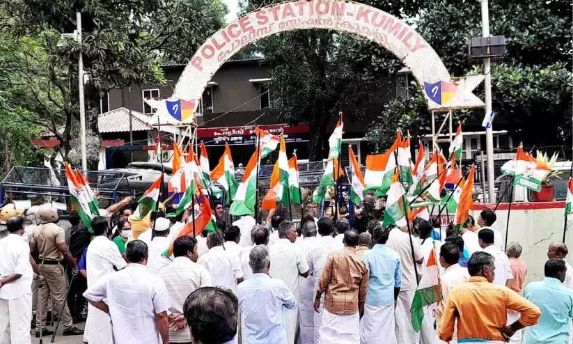 കോ​ൺ​ഗ്ര​സ്സ് നേ​തൃ​ത്വ​ത്തി​ൽ കു​മ​ളി പോ​ലീ​സ് സ്റ്റേ​ഷ​നി​ലേ​ക്ക് ന​ട​ന്ന മാ​ർ​ച്ച്