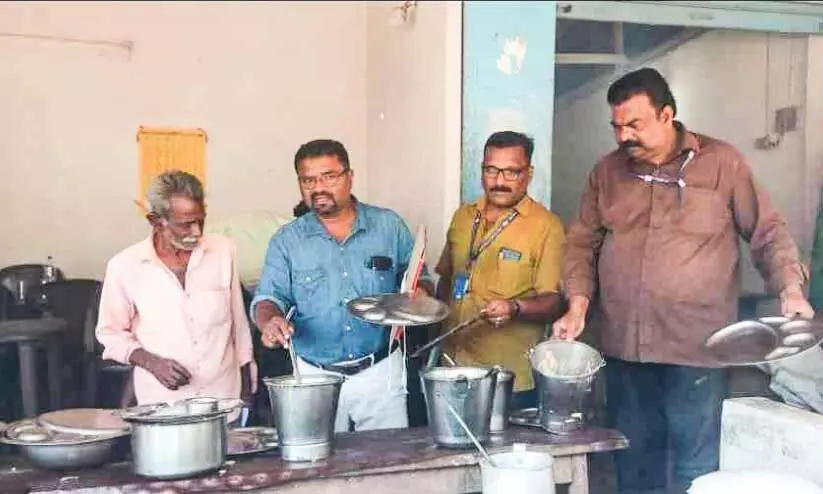 ആരോഗ്യ വകുപ്പ് അധികൃതർ എരുമേലിയിൽ പരിശോധന നടത്തുന്നു ആരോഗ്യ വകുപ്പ് അധികൃതർ എരുമേലിയിൽ പരിശോധന നടത്തുന്നു