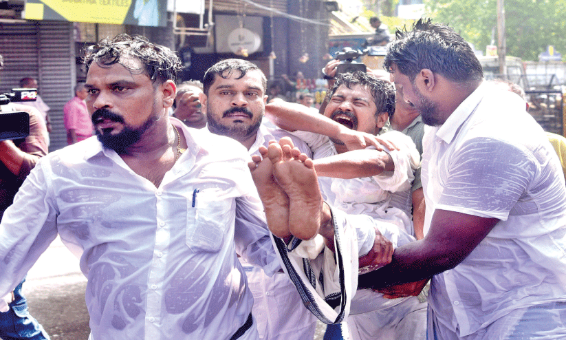 പൊ​ലീ​സ്​ സ്​​റ്റേ​ഷ​നു​ക​ളി​ലേ​ക്ക്​ കോ​ൺ​ഗ്ര​സ്​ പ്ര​തി​ഷേ​ധ മാ​ർ​ച്ച്​