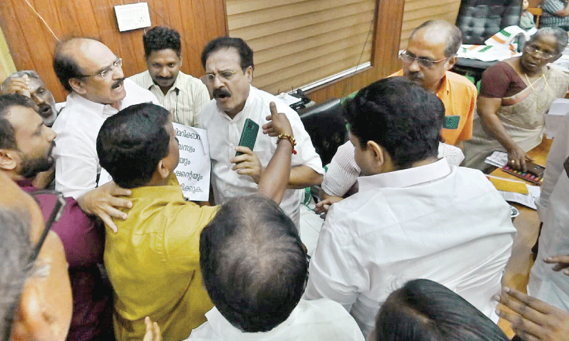 തൃ​ശൂ​ർ പൂ​രം ന​ട​ത്തി​പ്പ്: കോ​ർ​പ​റേ​ഷ​ൻ കൗ​ൺ​സി​ലി​ലും ത​ർ​ക്ക​ങ്ങ​ളു​ടെ പൂ​രം