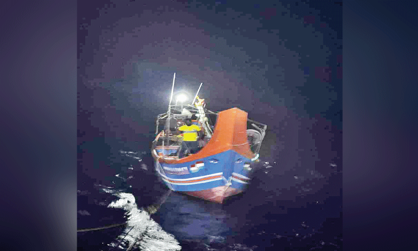 ആഴക്കടലിൽ കുടുങ്ങിയ മത്സ്യത്തൊഴിലാളികൾക്ക് രക്ഷകരായി സീ റെസ്ക്യൂ ടീം ആഴക്കടലിൽ കുടുങ്ങിയ മത്സ്യത്തൊഴിലാളികൾക്ക് രക്ഷകരായി സീ റെസ്ക്യൂ ടീം