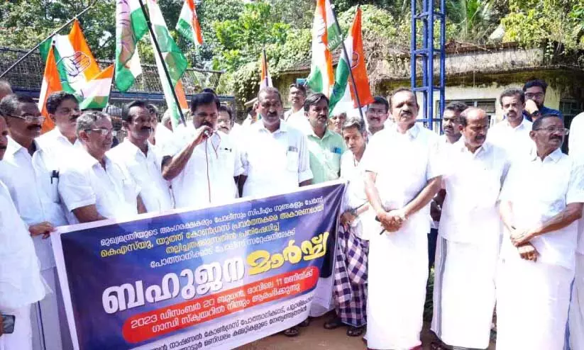 എ.​ഐ.​സി.​സി അം​ഗം ജോ​സ​ഫ് വാ​ഴ​ക്ക​ൻ ഉ​ദ്ഘാ​ട​നം ചെ​യ്യു​ന്നു