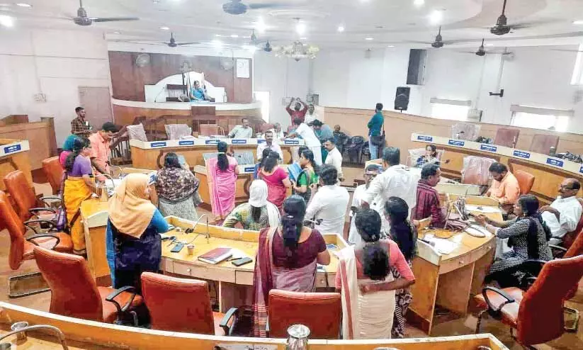 നവകേരള സദസ്സിന് ഫണ്ട്; ഒറ്റപ്പാലത്ത് പ്രതിപക്ഷ എതിർപ്പിനെ തുടർന്ന് പാസാക്കാനാകാതെ ഭരണപക്ഷം നവകേരള സദസ്സിന് ഫണ്ട്; ഒറ്റപ്പാലത്ത് പ്രതിപക്ഷ എതിർപ്പിനെ തുടർന്ന് പാസാക്കാനാകാതെ ഭരണപക്ഷം