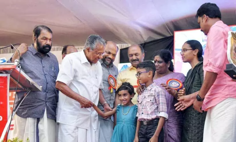 ഓ​യൂ​രി​ൽ ത​ട്ടി​ക്കൊ​ണ്ടു​പോ​യ അ​ബി​ഗേ​ലി​നെ​യും കു​ടും​ബ​ത്തെ​യും പ​ഞ്ചാ​യ​ത്തി​ന്‍റെ  ഉ​പ​ഹാ​രം ന​ൽ​കി മു​ഖ്യ​മ​ന്ത്രി പി​ണ​റാ​യി  വി​ജ​യ​ൻ ആ​ദ​രി​ക്കു​ന്നു