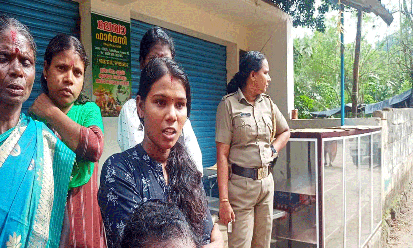 അച്ചൻകോവിലിലെ അരിഷ്ടക്കട സ്ത്രീകൾ പൂട്ടിച്ചു അച്ചൻകോവിലിലെ അരിഷ്ടക്കട സ്ത്രീകൾ പൂട്ടിച്ചു