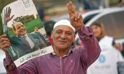 അബ്ദുൽ ഫത്താഹ് അൽ സീസി  മൂന്നാം തവണയും ഈജിപ്ത് പ്രസിഡന്റ് പദമേറിയതിൽ ആഹ്ലാദം പ്രകടിപ്പിക്കുന്ന അനുയായി