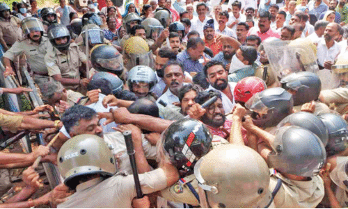 കൊയിലാണ്ടിയിൽ ഉന്തും തള്ളും റോഡ് ഉപരോധവും