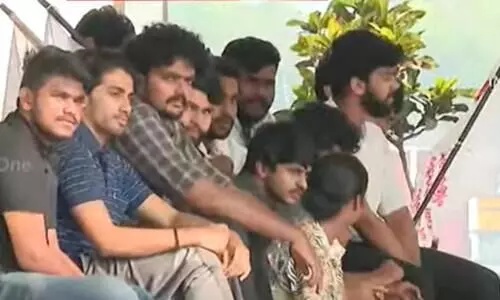 ഗവർണർ നോമിനേറ്റ് ചെയ്ത സംഘപരിവാർ അനുകൂല സെനറ്റംഗങ്ങളെ തടഞ്ഞ് കാലിക്കറ്റിൽ എസ്.എഫ്.ഐ പ്രതിഷേധം ഗവർണർ നോമിനേറ്റ് ചെയ്ത സംഘപരിവാർ അനുകൂല സെനറ്റംഗങ്ങളെ തടഞ്ഞ് കാലിക്കറ്റിൽ എസ്.എഫ്.ഐ പ്രതിഷേധം