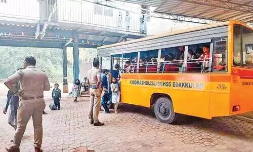 ജി​ല്ല എ​ൻ​ഫോ​ഴ്സ്മെ​ന്‍റ് പി​ടി​കൂ​ടി​യ സ്കൂ​ൾ ബ​സ്