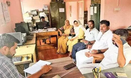 നി​ല​മ്പൂ​ർ വാ​ട്ട​ർ അ​തോ​റി​റ്റി അ​സി. എ​ൻ​ജി​നീ​യ​ർ​ക്ക് അ​മ​ര​മ്പ​ലം ഗ്രാ​മ​പ​ഞ്ചാ​യ​ത്തി​ലെയു.​ഡി.​എ​ഫ് അം​ഗ​ങ്ങ​ൾ പ​രാ​തി ന​ൽ​കു​ന്നു