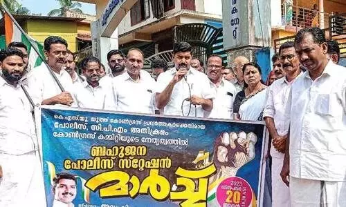 മ​ണ്ഡ​ലം കോ​ൺ​ഗ്ര​സ് ക​മ്മി​റ്റി എ​ട​ക്ക​ര പൊ​ലീ​സ് സ്റ്റേ​ഷ​നി​ലേ​ക്ക് ന​ട​ത്തി​യ മാ​ർ​ച്ച്ഡി.​സി.​സി പ്ര​സി​ഡ​ന്റ് വി.​എ​സ്. ജോ​യ് ഉ​ദ്ഘാ​ട​നം ചെ​യ്യു​ന്നു