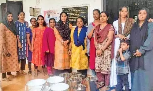 വ​ട്ട​ത്താ​ണി കെ.​പു​രം ജി.​എ​ൽ.​പി സ്കൂ​ളി​ൽ ഉ​ച്ച​ഭ​ക്ഷ​ണ​ത്തി​നാ​വ​ശ്യ​മാ​യ പാ​ത്ര​ങ്ങ​ൾ അ​മ്മ​മാ​രു​ടെ കൂ​ട്ടാ​യ്മ കൈ​മാ​റി​യ​പ്പോ​ൾ