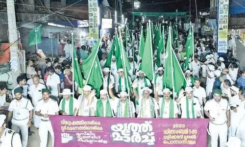 മു​സ്‍ലിം യൂ​ത്ത് ലീ​ഗ് യൂ​ത്ത് മാ​ർ​ച്ച് സ​മാ​പ​ന ദി​വ​സം പൊ​ന്നാ​നി​യി​ൽ എ​ത്തി​യ​പ്പോ​ൾ