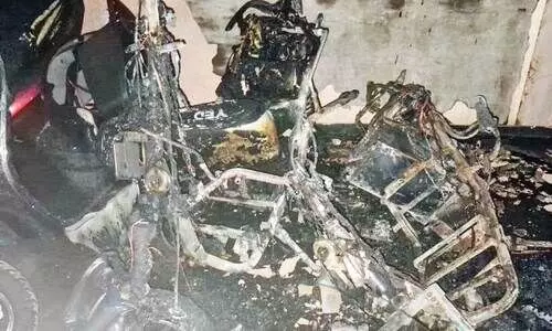 ആ​ല​പ്പു​ഴ തി​രു​വ​മ്പാ​ടി​യി​ലെ യെ​ഡ്​ ഷോ​റൂ​മി​​ൽ ക​ത്തി​ന​ശി​ച്ച ഇ​ല​ക്​​ട്രി​ക്ക്​ സ്കൂ​ട്ട​റു​ക​ൾ