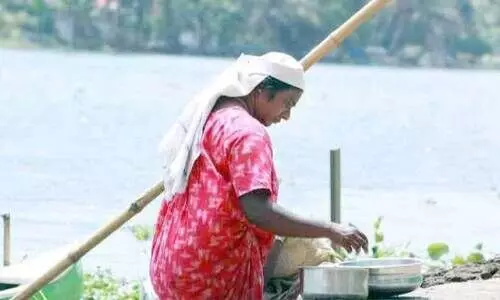 ഭക്ഷണം പാചകം ചെയ്യുന്നതിന് മണിമലയാറ്റിൽ നിന്ന് വെള്ളമെടുക്കുന്ന അറുപതിൻചിറ കോളനി വാസിയായ വീട്ടമ്മ ഭക്ഷണം പാചകം ചെയ്യുന്നതിന് മണിമലയാറ്റിൽ നിന്ന് വെള്ളമെടുക്കുന്ന അറുപതിൻചിറ കോളനി വാസിയായ വീട്ടമ്മ