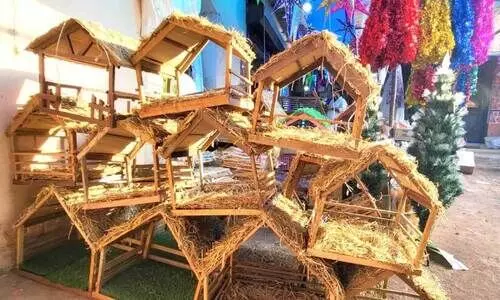 ക്രി​സ്മ​സ്​ വി​പ​ണി ല​ക്ഷ്യ​മി​ട്ട്​ ആ​ല​പ്പു​ഴ​യി​ലെ ക​ട​ക​ളി​ൽ  വി​ൽ​പ​ന​ക്കെ​ത്തി​യ പു​ൽ​ക്കൂ​ടു​ക​ൾ