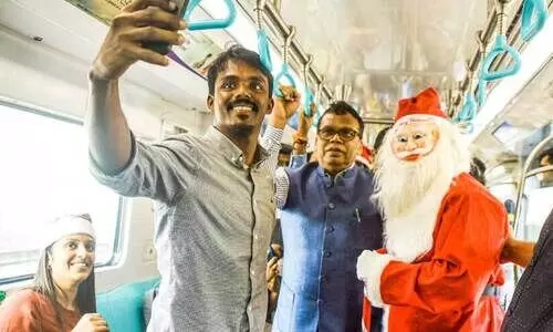 കെ.​എം.​ആ​ർ.​എ​ൽ എം.​ഡി ലോ​ക്​​നാ​ഥ് ബെ​ഹ്റ​ക്കും മെ​ട്രോ സാ​ന്‍റ​ക്കു​മൊ​പ്പംസെ​ൽ​ഫി​യെ​ടു​ക്കു​ന്ന യാ​ത്ര​ക്കാ​ര​ൻ