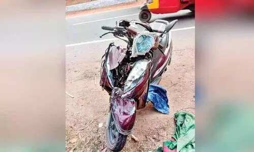 കാ​റും ഇ​രു​ച​ക്ര​വാ​ഹ​ന​ങ്ങ​ളും കൂ​ട്ടി​യി​ടി​ച്ച് അ​ഞ്ചു​പേ​ർ​ക്ക് പ​രി​ക്ക്