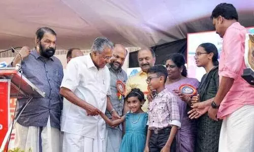 ഓ​യൂ​രി​ൽ ത​ട്ടി​ക്കൊ​ണ്ടു​പോ​യ അ​ബി​ഗേ​ലി​നെ​യും കു​ടും​ബ​ത്തെ​യും പ​ഞ്ചാ​യ​ത്തി​ന്‍റെ  ഉ​പ​ഹാ​രം ന​ൽ​കി മു​ഖ്യ​മ​ന്ത്രി പി​ണ​റാ​യി  വി​ജ​യ​ൻ ആ​ദ​രി​ക്കു​ന്നു