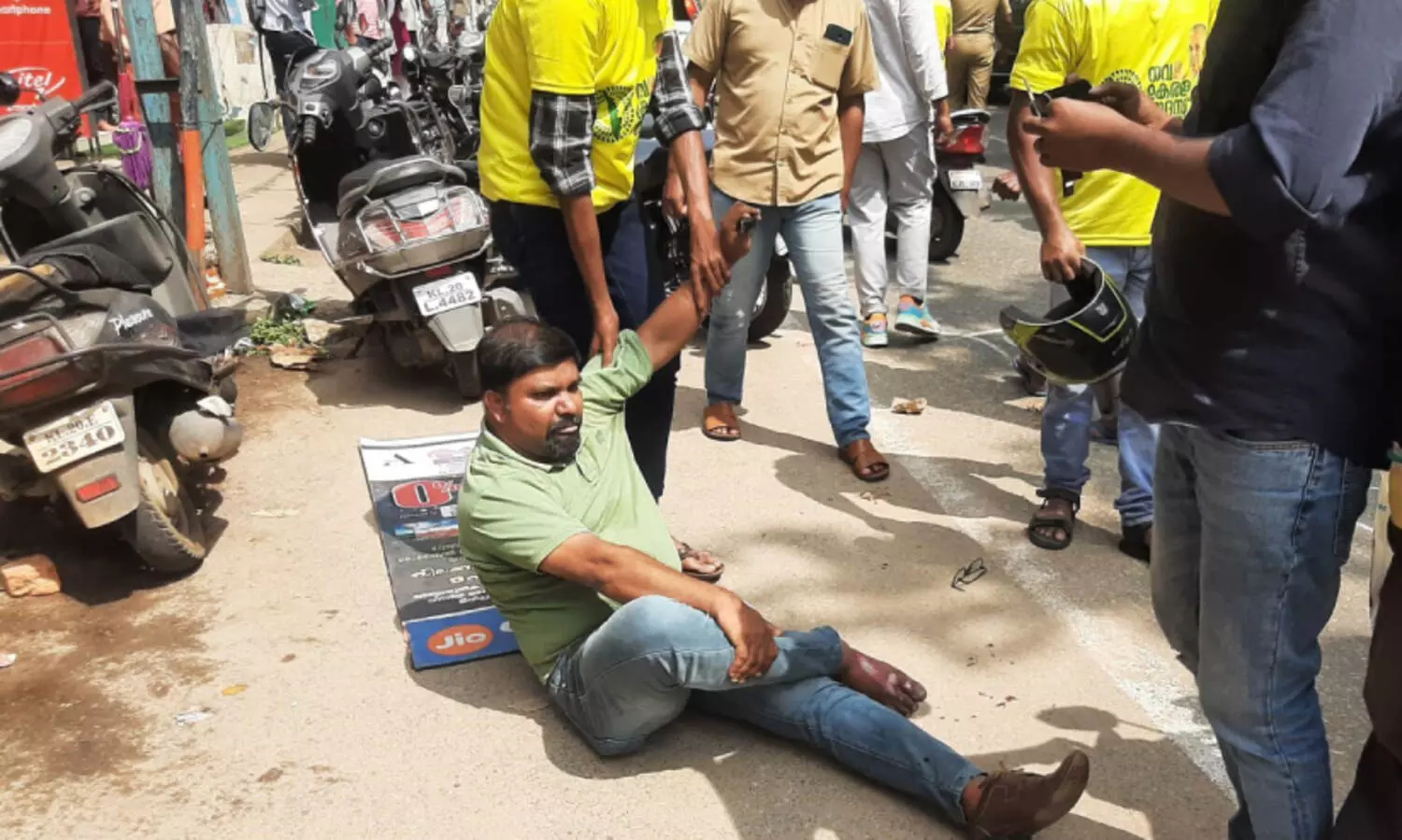 മുഖ്യമന്ത്രിയുടെ അകമ്പടി വാഹനം തട്ടി കോൺഗ്രസ് പ്രവർത്തകന് പരിക്ക്