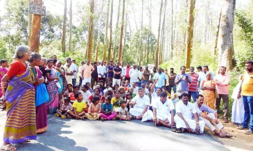 പു​ള്ളി​പ്പു​ലി​യെ പി​ടി​കൂ​ട​ണ​മെ​ന്നാ​വ​ശ്യ​പ്പെ​ട്ട് പൊ​ൻ ജ​യ​ശീ​ല​ൻ എം.​എ​ൽ.​എ​യു​ടെ നേ​തൃ​ത്വ​ത്തി​ൽ റോ​ഡ് ഉ​പ​രോ​ധി​ക്കു​ന്നു