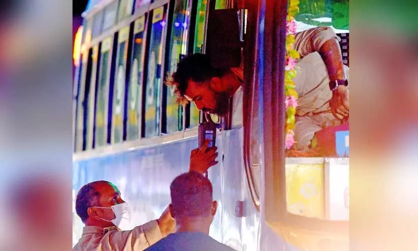 മോട്ടോർ വാഹന വകുപ്പും പൊലീസും സംയുക്തമായി കോഴിക്കോട് മാനാഞ്ചിറ ഹെഡ് പോസ്റ്റ്‌ ഓഫിസ് പരിസരത്ത് നടത്തിയ ഡ്രങ്കൻ ഡ്രൈവിങ് ചെക്കിങ്