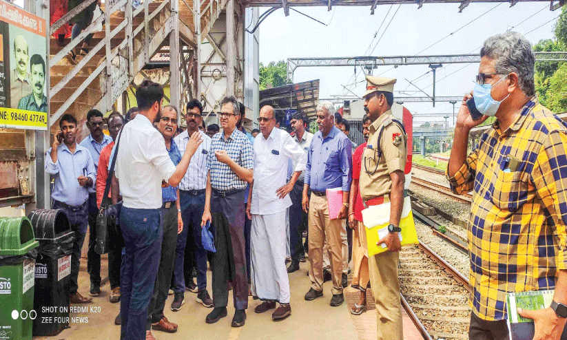 നി​ർ​ദി​ഷ്ട കു​റ്റി​പ്പു​റം-​ഗു​രു​വാ​യൂ​ർ റെ​യി​ൽ​പാ​ത:പ​രി​ഗ​ണ​ന​യി​ലു​ണ്ടെ​ന്ന് ഡി.​ആ​ർ.​എം
