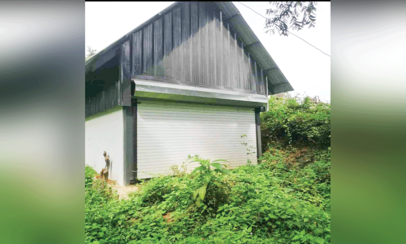 മ​ണ്ണ​ട്ടാം​പാ​റ അ​ണ​ക്കെ​ട്ടി​നു വേ​ണ്ടി സ്ഥാ​പി​ച്ച ജ​ന​റേ​റ്റ​ർ നോ​ക്കു​കു​ത്തി