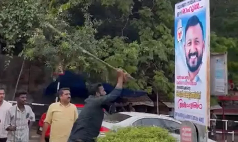 രാഹുൽ മാങ്കൂട്ടത്തിലിന്റെ ഫ്ലെക്സ് ബോർഡുകൾ തല്ലിത്തകർത്തു രാഹുൽ മാങ്കൂട്ടത്തിലിന്റെ ഫ്ലെക്സ് ബോർഡുകൾ തല്ലിത്തകർത്തു