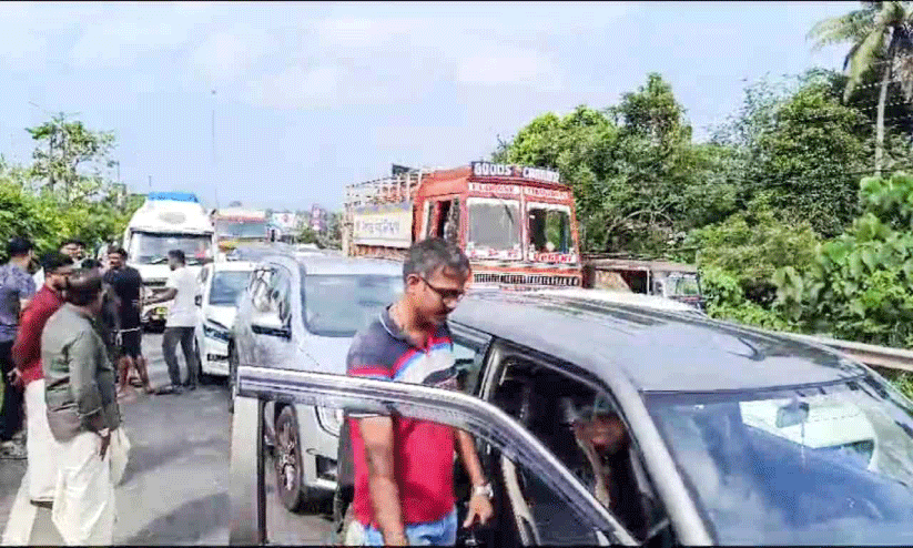 കോതകുളങ്ങരയിൽ വാഹനങ്ങളുടെ കൂട്ടയിടി